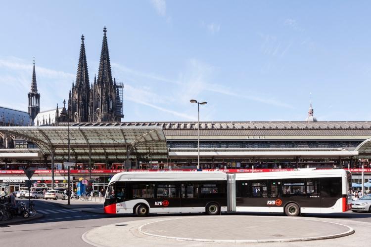 E-Bus vor dem Klner Hauptbahnhof