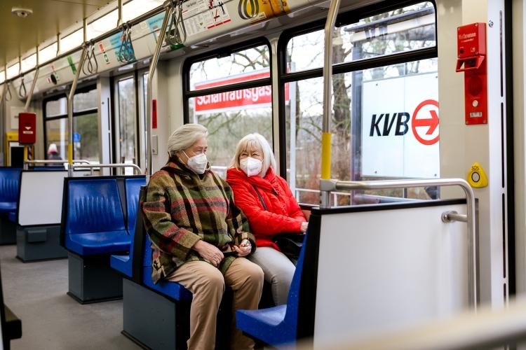 Zwei Damen mit FFP2-Maske in einer Stadtbahn