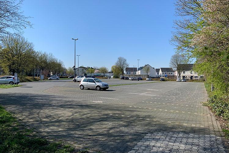 P+R Parkfche in Worringen S-Bahn