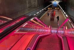Neue Rolltreppe mit Farbspiel (am Beispiel Akazienweg)