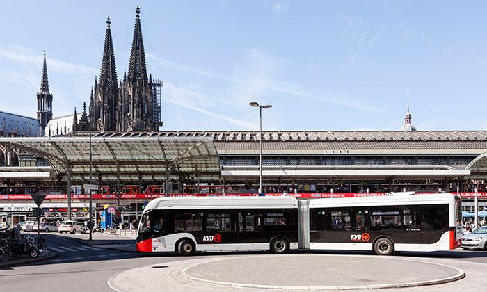 E-Bus der Kölner Verkehrs-Betriebe AG vor dem Hauptbahnhof