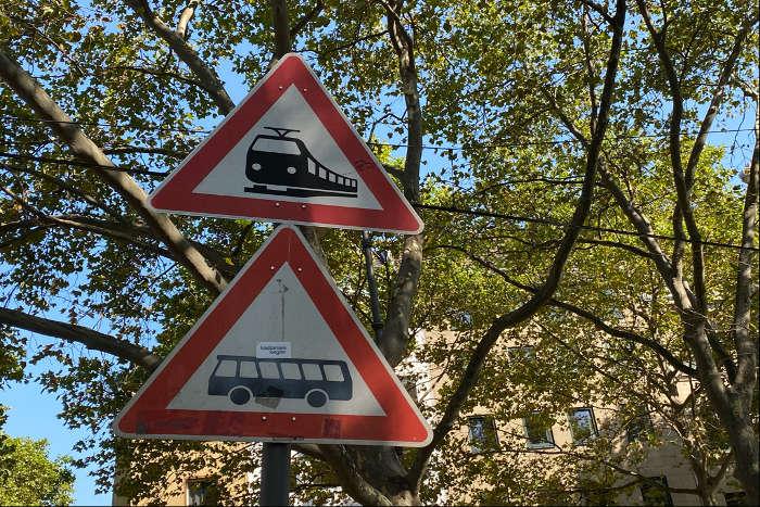 Warnschilder als Hinweise auf Stadtbahn und Bus