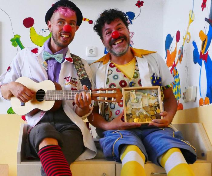 Zwei Klinik-Clowns bei der Arbeit